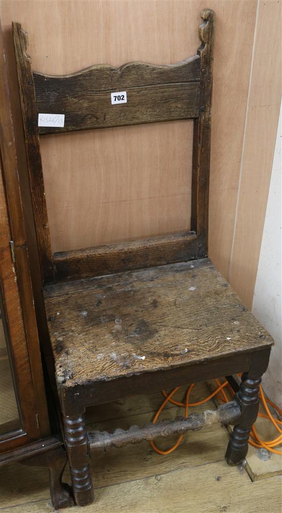 An early 19th century oak cottage dining chair, with solid seat on bobbin turned legs